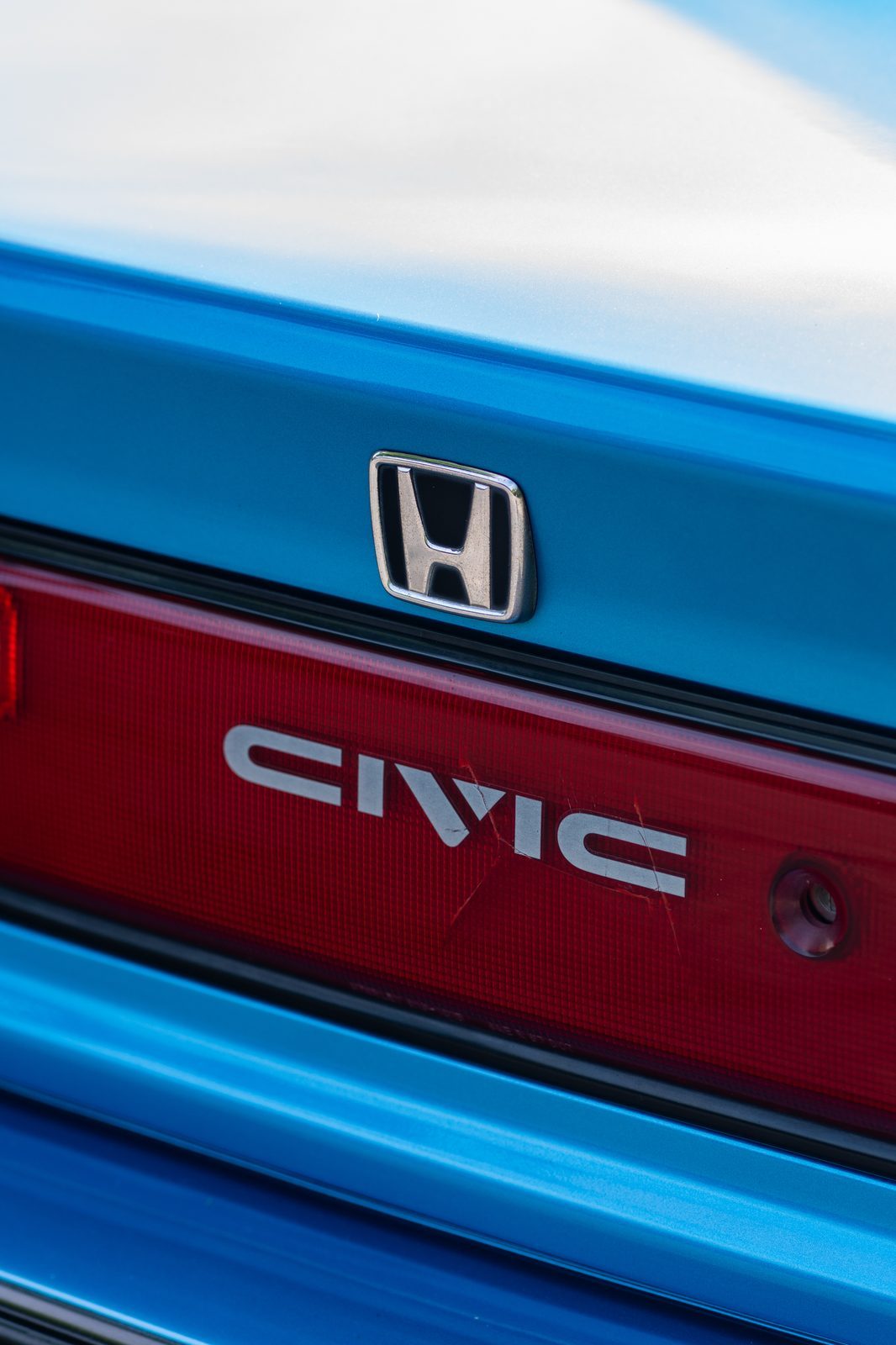 Honda Civic — detal emblematu i lakieru