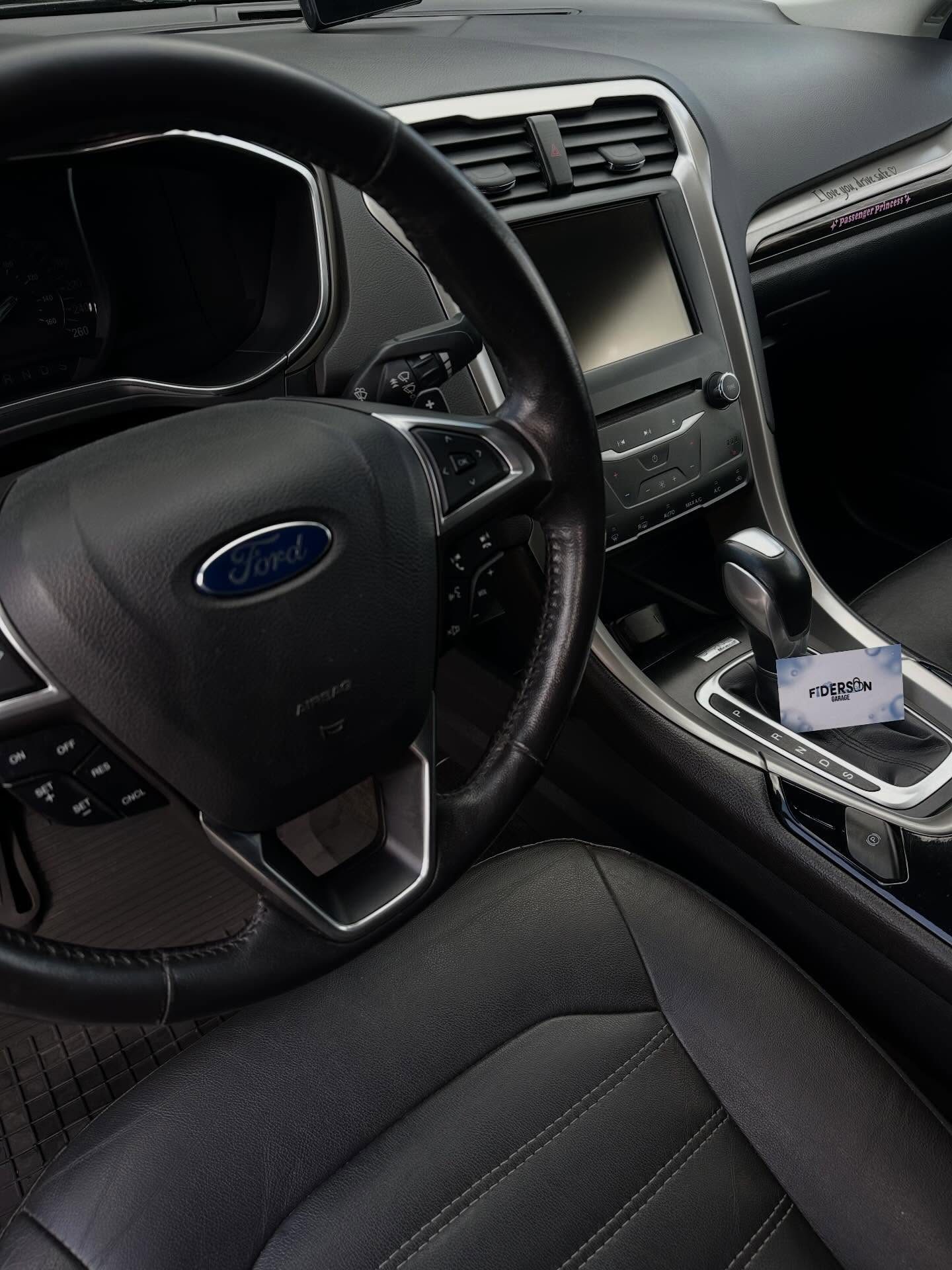 Ford — wnętrze po myciu detailingowym