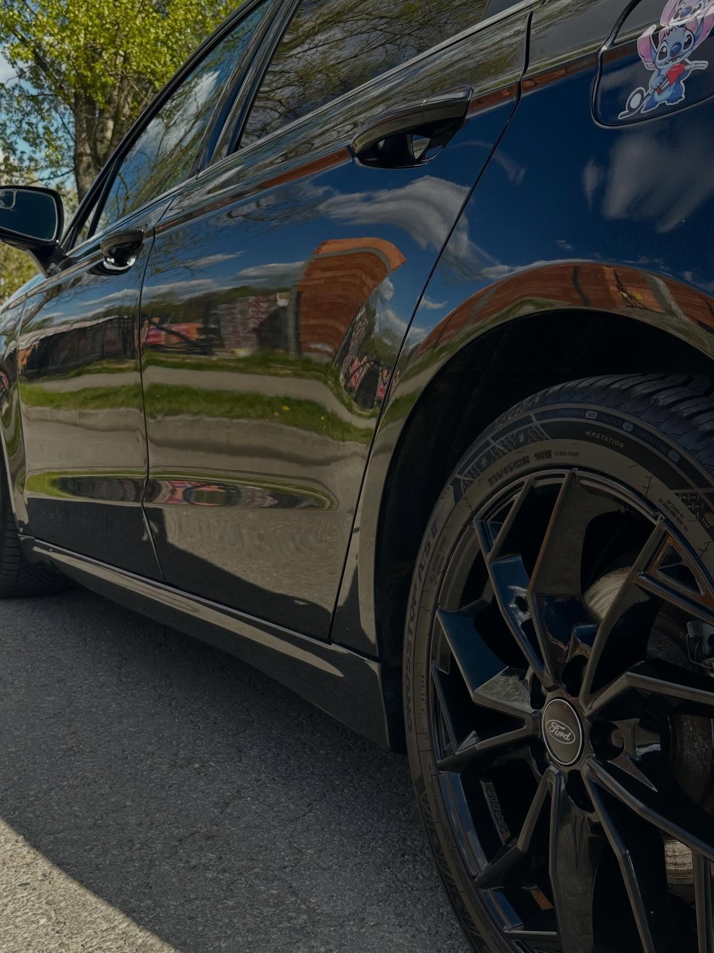 Ford — zewnątrz po detailingowym czyszczeniu i twardym wosku
