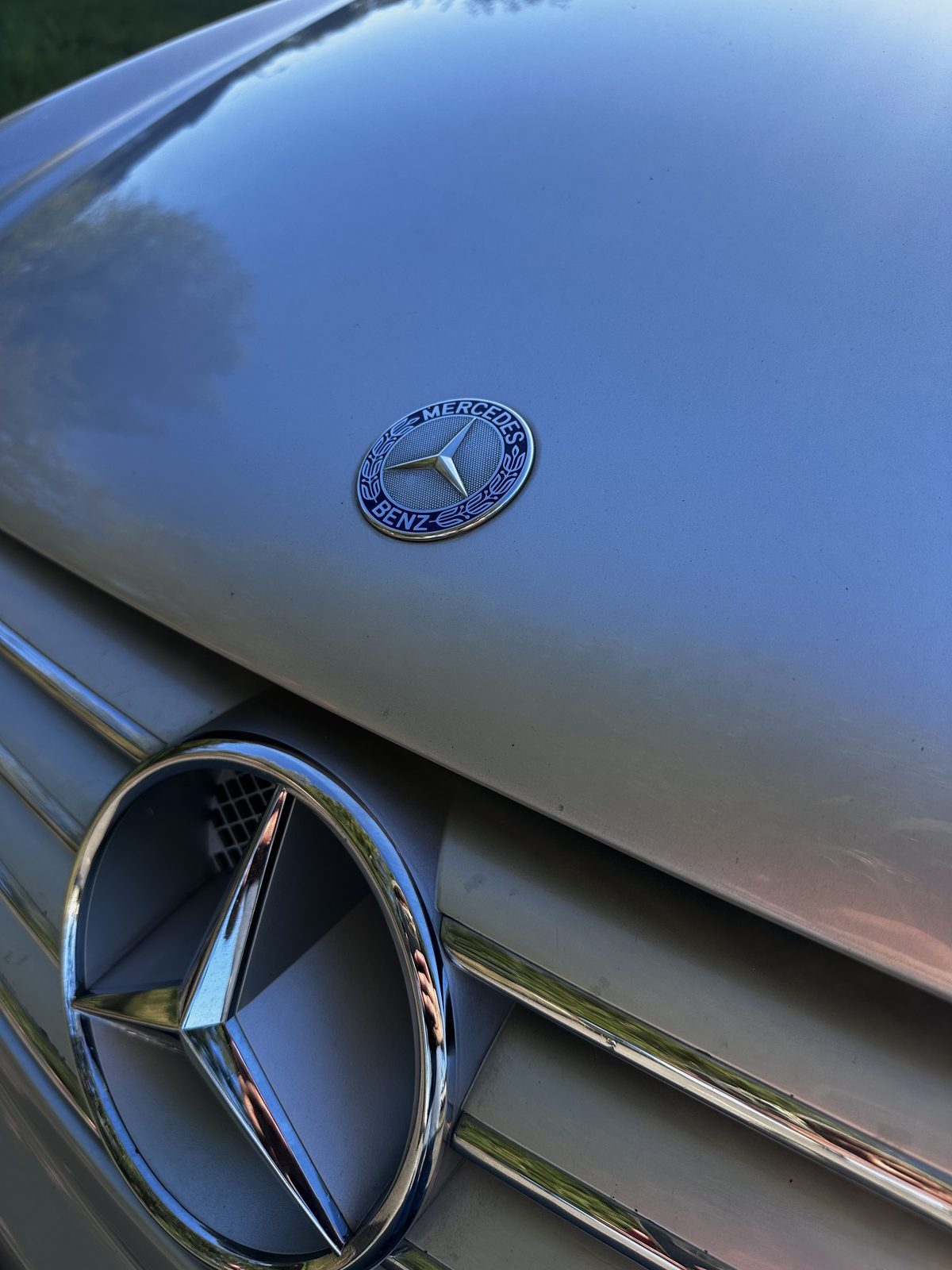 Mercedes — detal lakieru i emblematu