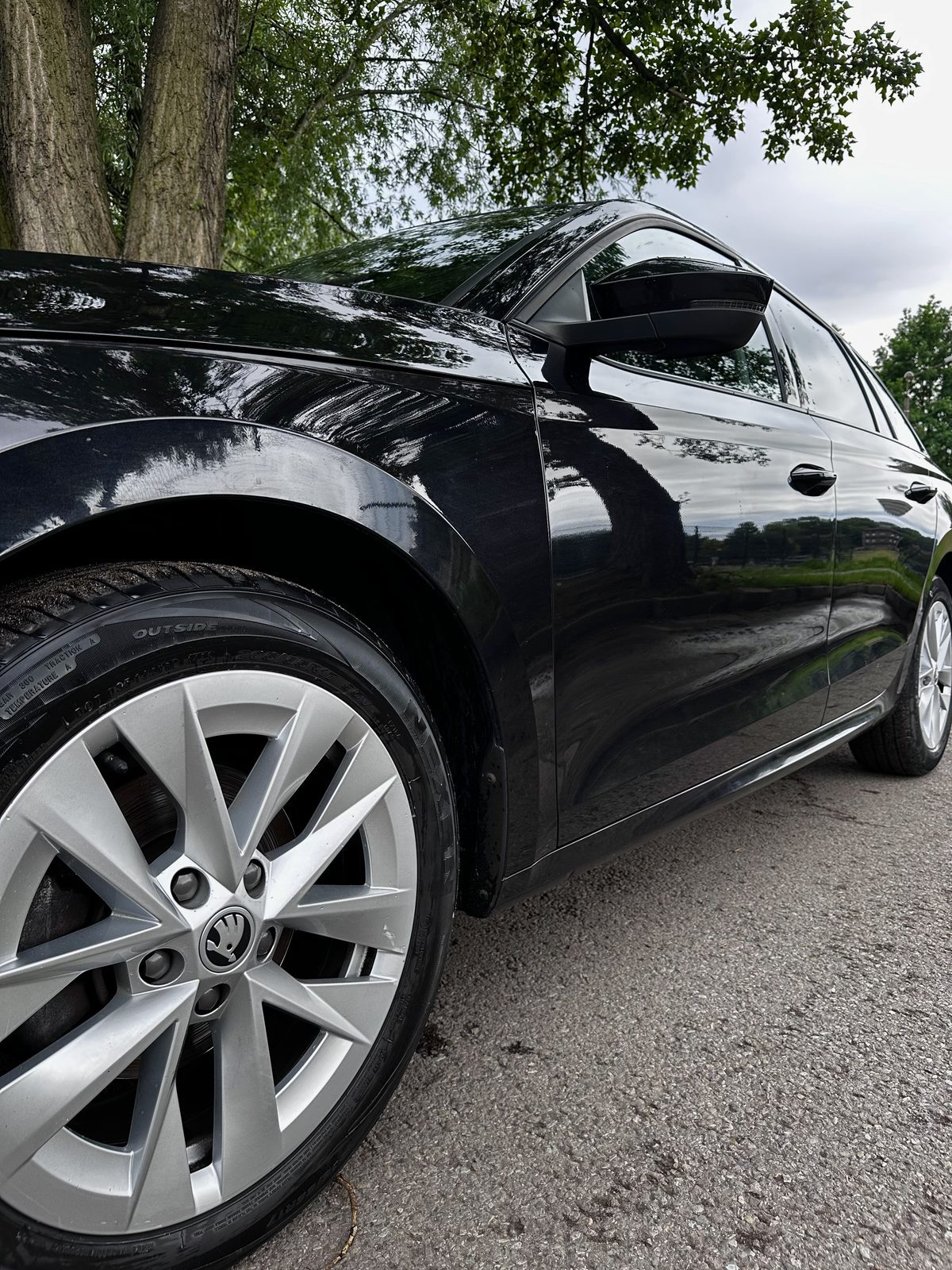 Skoda Octavia IV — detal lakieru i felgi